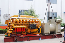 大功率發(fā)電機組吊裝現(xiàn)場 大功率發(fā)電機組吊裝現(xiàn)場